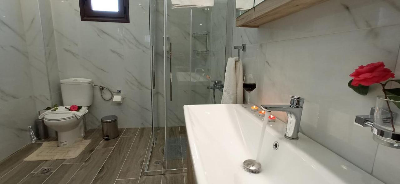 Aretousa - Center Luxury Suites 1 Néa Péramos Buitenkant foto